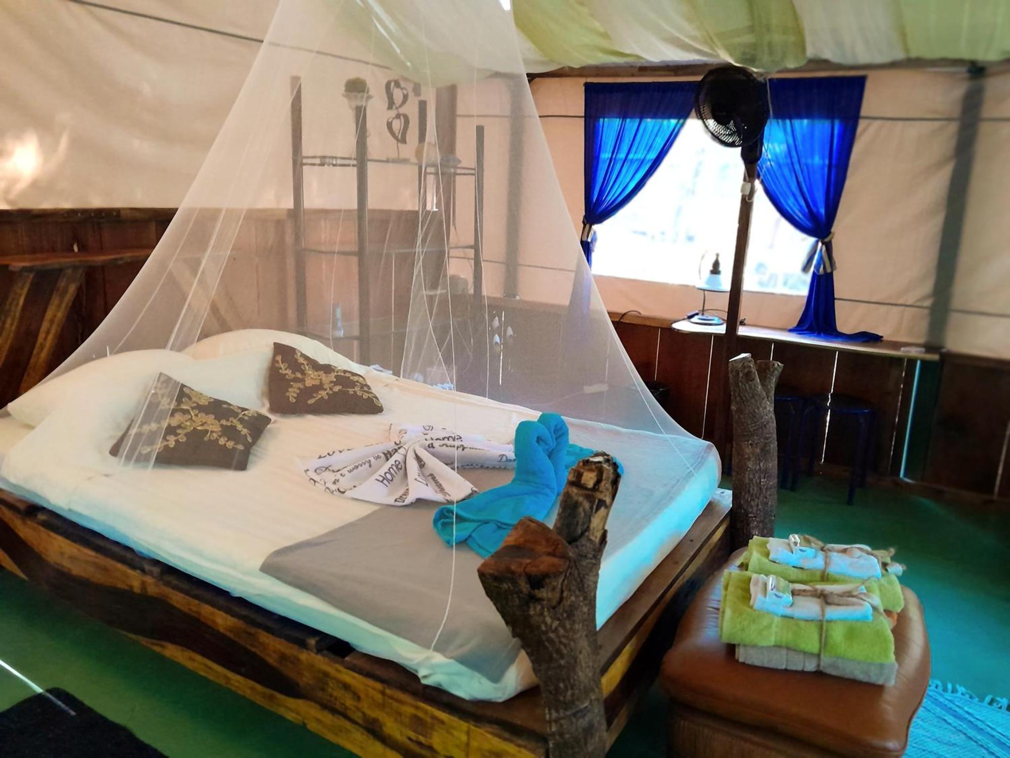 Fully Furnished Family Jungle Tent, Latino Glamping Tente de luxe *